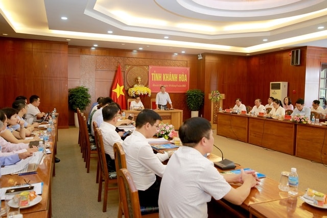 Lãnh đạo tỉnh Khánh Hòa chia sẻ những khó khăn, ảnh hưởng của dịch COVID-19 và nỗ lực phục hồi kinh tế-xã hội của tỉnh thời gian qua - Ảnh: VGP/Đình Nam