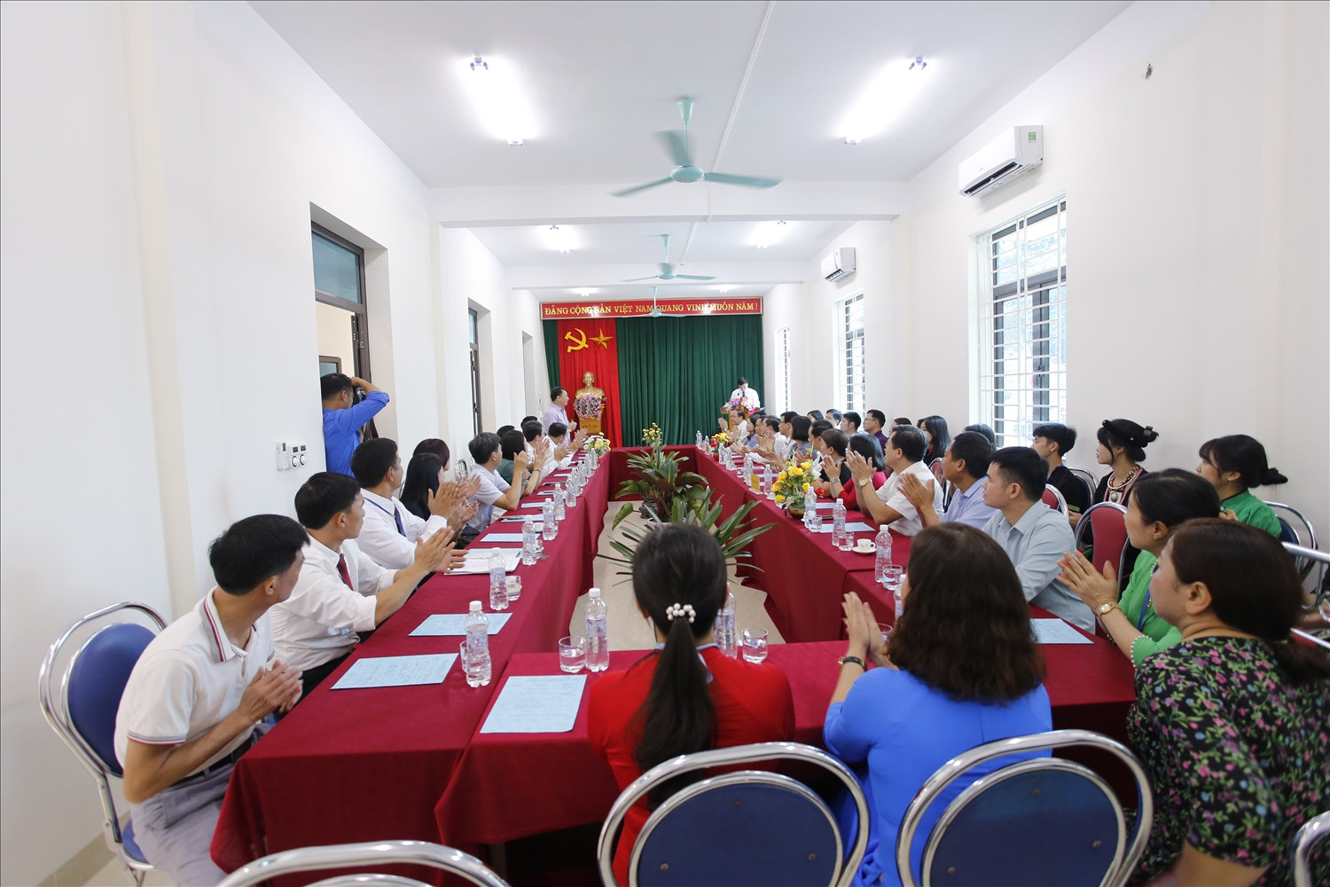 Quang cảnh buổi làm việc của đoàn công tác tại trường THPT Văn Chấn - Yên Bái Quang cảnh buổi làm việc của đoàn công tác tại trường THPT Văn Chấn - Yên Bái