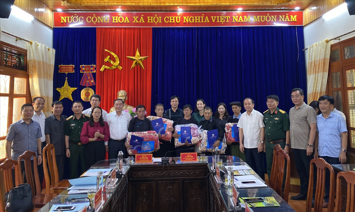 Đoàn công tác làm việc và trao quà tại huyện Mù Cang Chải, tỉnh Yên Bái Đoàn công tác làm việc và trao quà tại huyện Mù Cang Chải, tỉnh Yên Bái