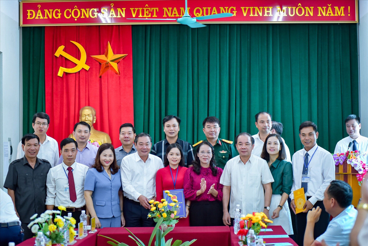 Đoàn công tác trao tặng cho Trường THPT Văn Chấn số tiền là 200 triệu đồng Đoàn công tác trao tặng cho Trường THPT Văn Chấn số tiền là 200 triệu đồng