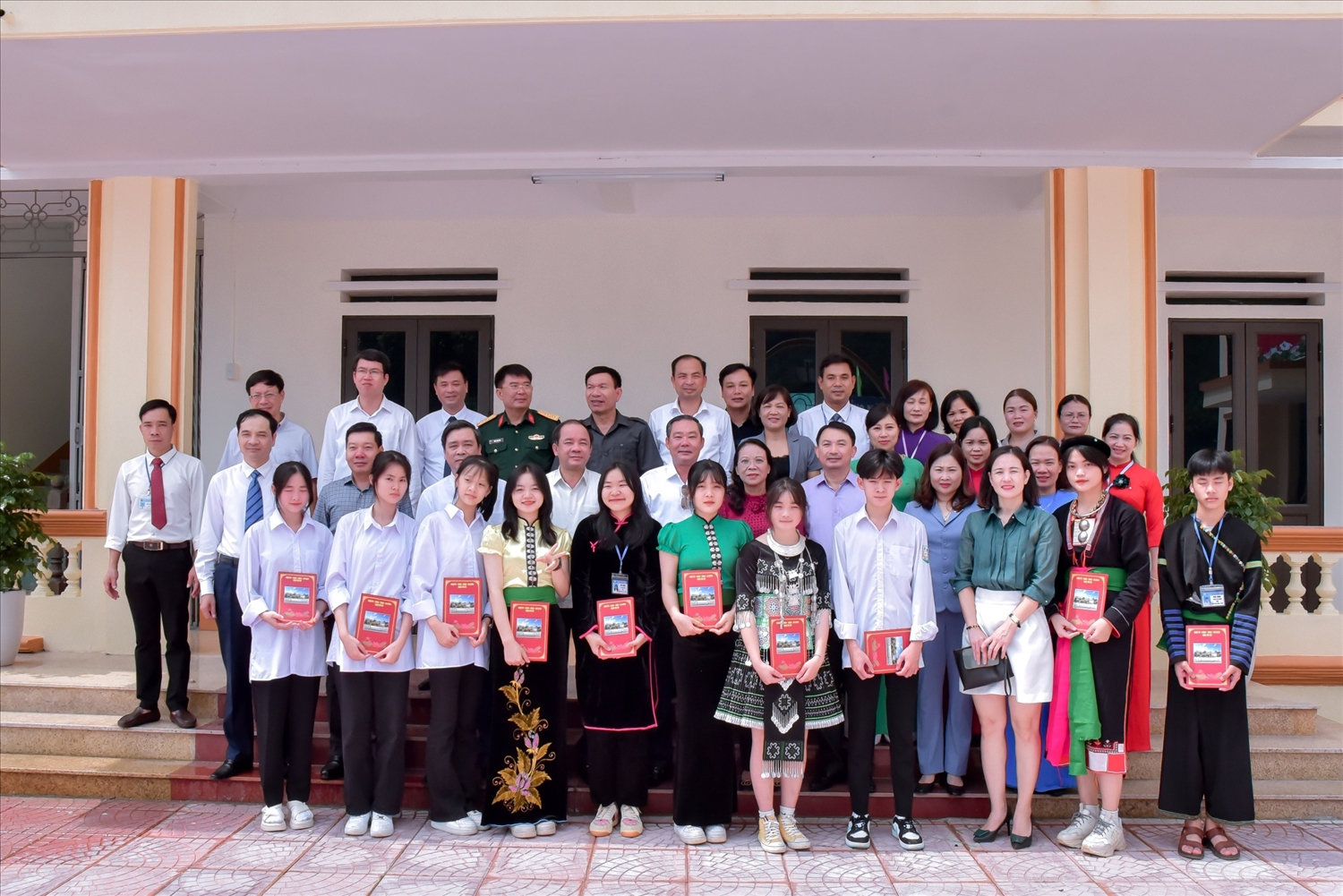 Đoàn công tác TP Hà Nội, Lãnh đạo Ủy ban Dân tộc, Lãnh đạo UBND tỉnh Yên Bái chụp ảnh lưu niệm tại Trường THPT Văn Chấn Đoàn công tác TP Hà Nội, Lãnh đạo Ủy ban Dân tộc, Lãnh đạo UBND tỉnh Yên Bái chụp ảnh lưu niệm tại Trường THPT Văn Chấn