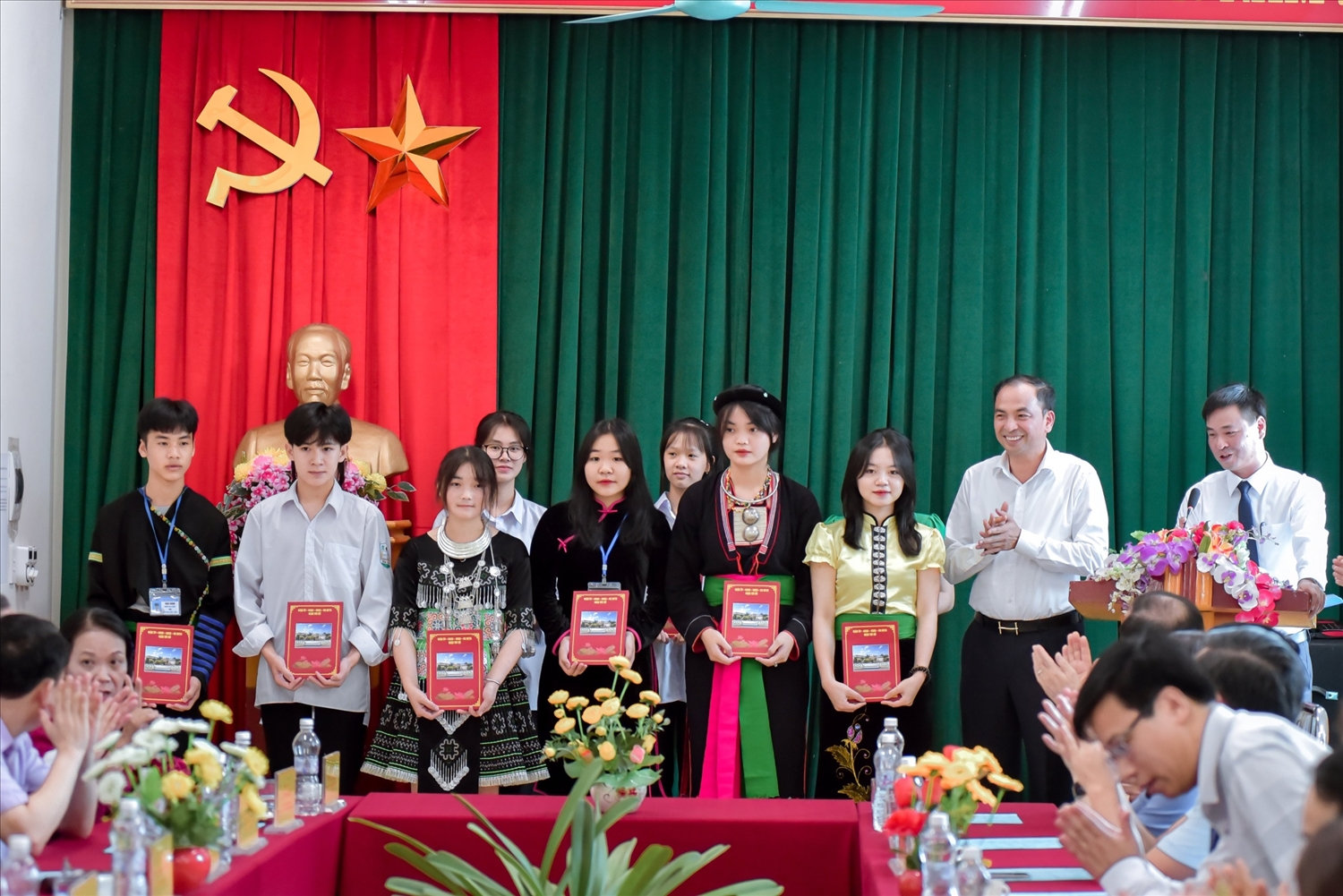 Đại diện đoàn công các UBND TP Hà Nội trao 10 suất học bổng cho các em học sinh có thành tích cao trong học tập tại Trường THPT Văn Chấn Đại diện đoàn công các UBND TP Hà Nội trao 10 suất học bổng cho các em học sinh có thành tích cao trong học tập tại Trường THPT Văn Chấn