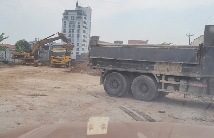 Máy xúc múc đất trong khu vực Dự án xây dựng mở rộng, nâng cấp bệnh viện A Thái Nguyên lên các xe tải lớn Máy xúc múc đất trong khu vực Dự án xây dựng mở rộng, nâng cấp bệnh viện A Thái Nguyên lên các xe tải lớn