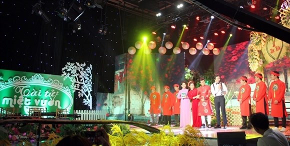Sân khấu “Tài tử miệt vườn” được thiết kế đậm chất sông nước miền Tây
