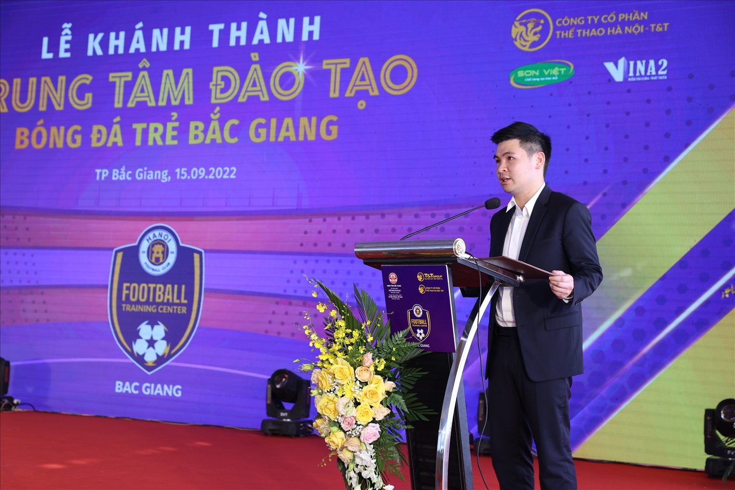 Ông Đỗ Vinh Quang - Phó Chủ tịch HĐQT, Phó Tổng Giám đốc Tập đoàn T&T Group, Chủ tịch CLB bóng đá Hà Nội phát biểu tại Lễ khánh thành Trung tâm Đào tạo bóng đá trẻ Bắc Giang Ông Đỗ Vinh Quang - Phó Chủ tịch HĐQT, Phó Tổng Giám đốc Tập đoàn T&T Group, Chủ tịch CLB bóng đá Hà Nội phát biểu tại Lễ khánh thành Trung tâm Đào tạo bóng đá trẻ Bắc Giang