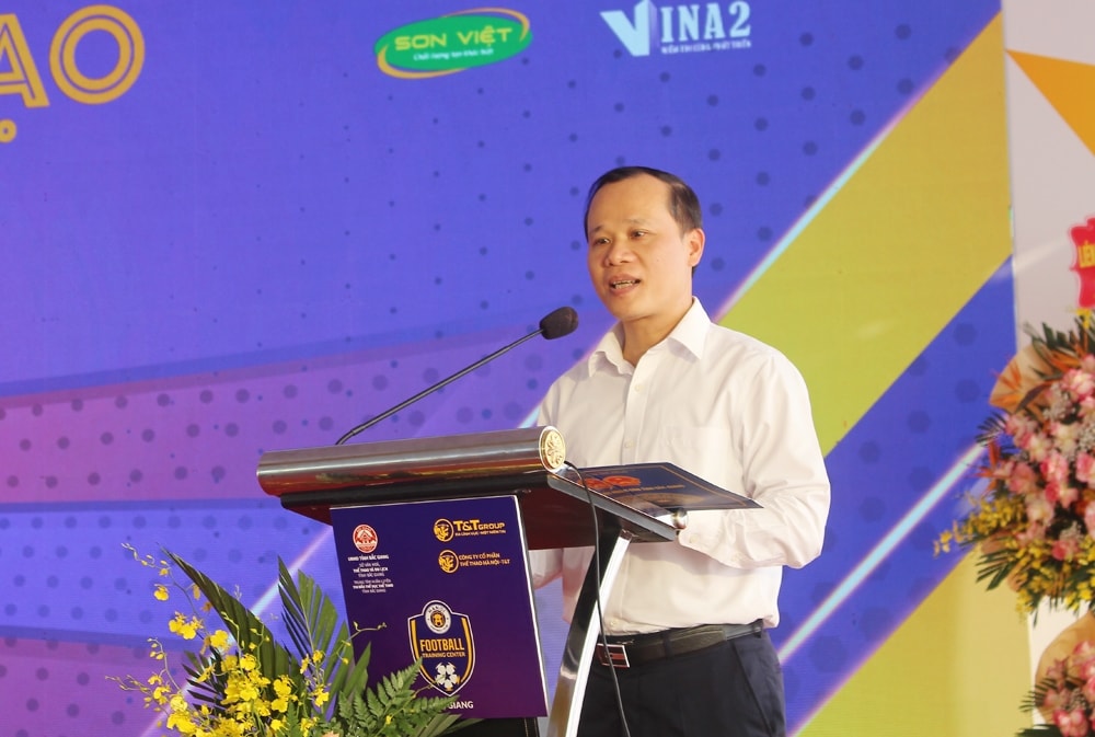 Ông Mai Sơn - Phó Chủ tịch thường trực UBND tỉnh Bắc Giang - tin tưởng Trung tâm đào tạo bóng đá trẻ Bắc Giang sẽ là mô hình kiểu mẫu trong đào tạo bóng đá trẻ tại Việt Nam Ông Mai Sơn - Phó Chủ tịch thường trực UBND tỉnh Bắc Giang - tin tưởng Trung tâm đào tạo bóng đá trẻ Bắc Giang sẽ là mô hình kiểu mẫu trong đào tạo bóng đá trẻ tại Việt Nam