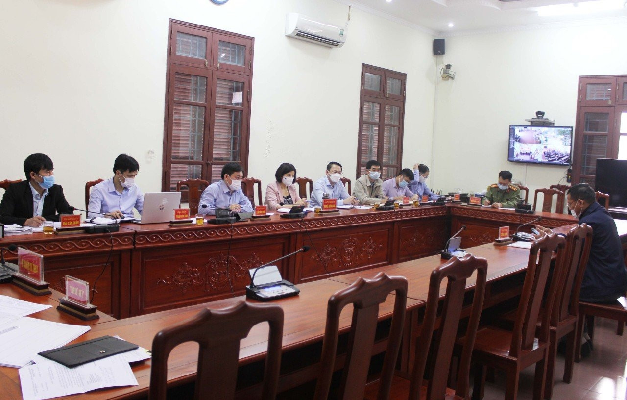 Chủ tịch UBND tỉnh Nguyễn Hương Giang (ngồi thứ tư từ trái qua) tiếp đoàn đông người tại Ban Tiếp công dân tỉnh. Chủ tịch UBND tỉnh Nguyễn Hương Giang (ngồi thứ tư từ trái qua) tiếp đoàn đông người tại Ban Tiếp công dân tỉnh.