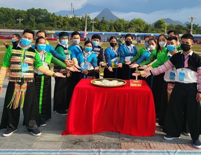 Người Mông ở Thanh Hóa đã dần xóa bỏ các hủ tục để vươn lên làm giàu, nhanh chóng bắt kịp các dân tộc anh em khác Người Mông ở Thanh Hóa đã dần xóa bỏ các hủ tục để vươn lên làm giàu, nhanh chóng bắt kịp các dân tộc anh em khác