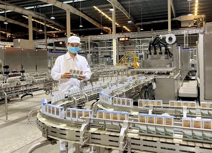 Các nhà máy sản xuất sữa tươi Vinamilk Green Farm tuân thủ nghiêm ngặt các quy định về an toàn thực phẩm và bảo vệ môi trường