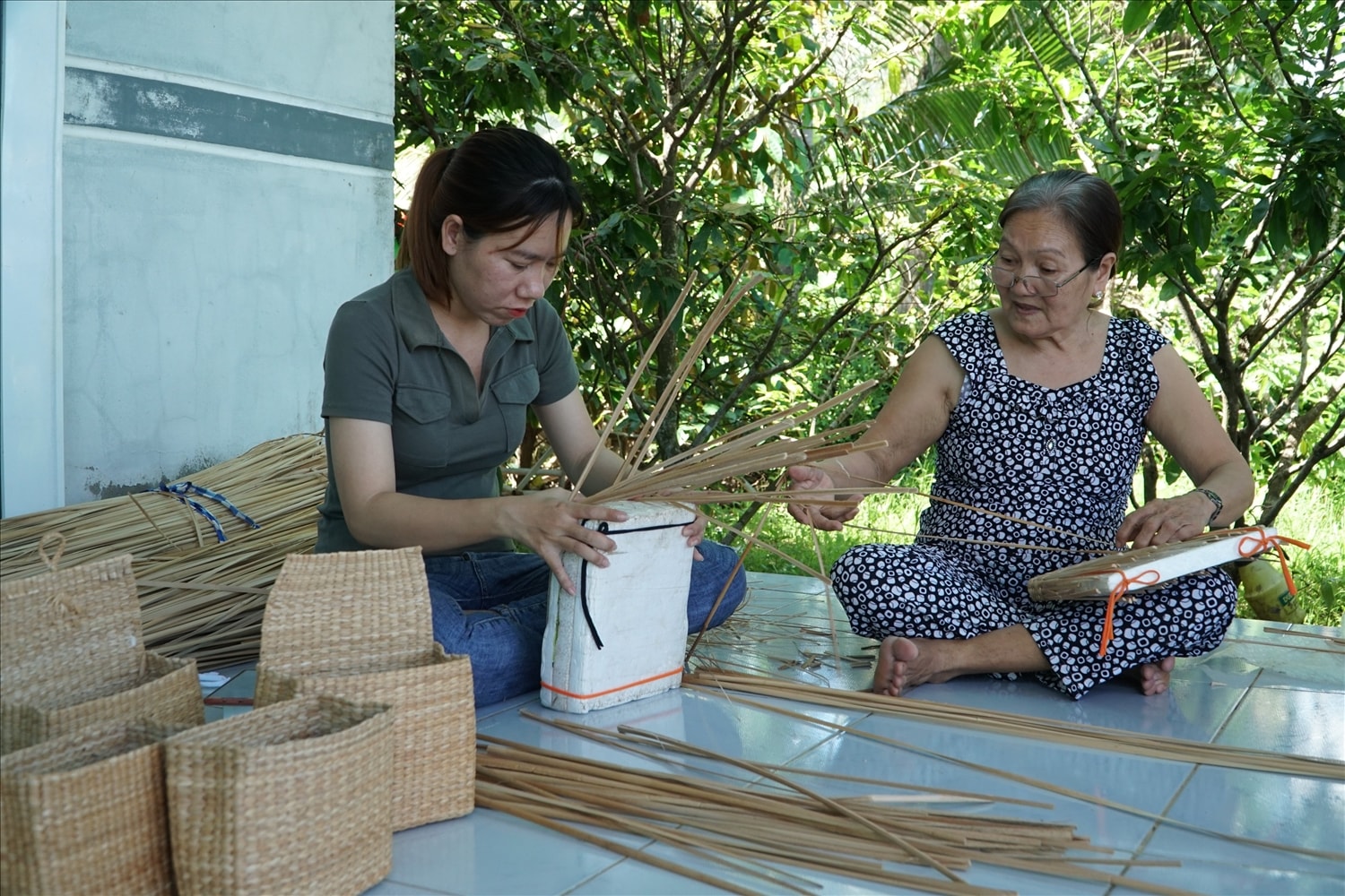 Từ lá bồn bồn chị Phạm Thị Hồng Nguyên sáng tạo ra những sản phẩm phẩm túi xách thời trang ấn tượng