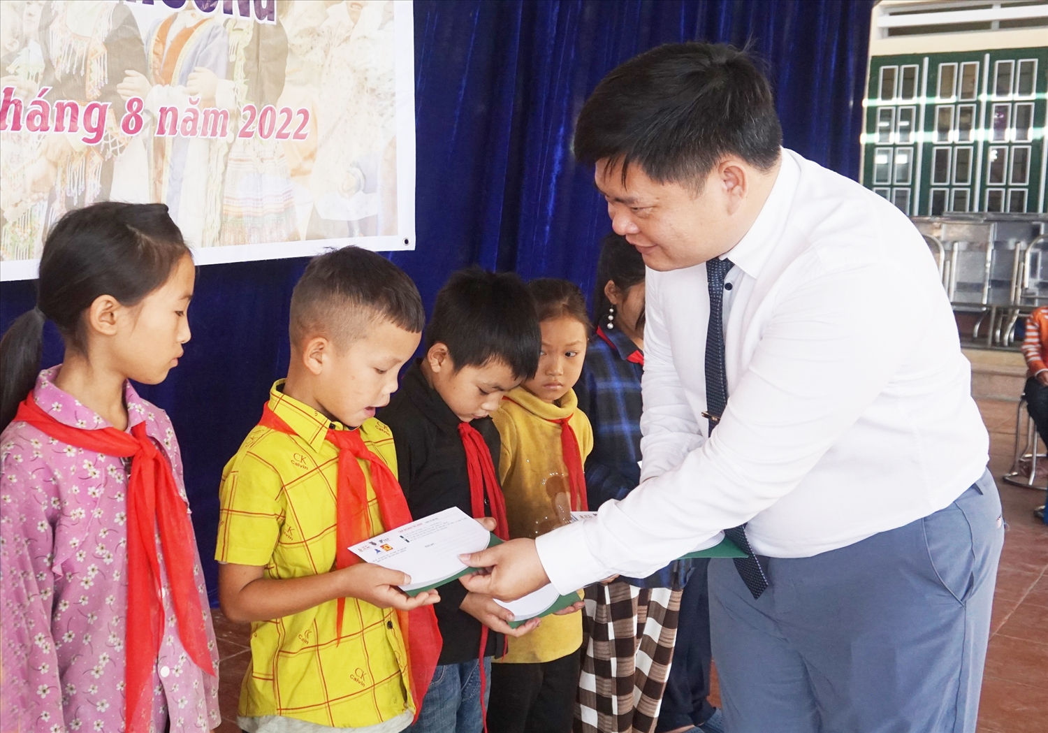Ông Hà Tuấn Anh - Chủ tịch HĐQT Tập đoàn Tài Anh trao quà cho các em học sinh Trường PTDT bán trú Tiểu học Trung Chải