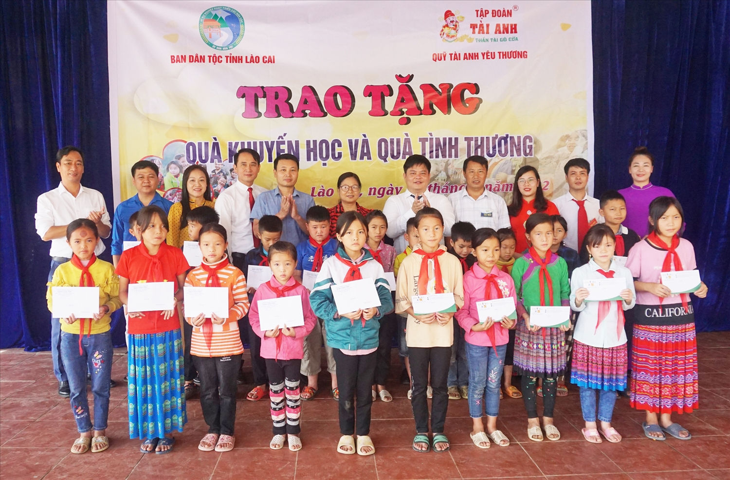 20 phần quà (500.000 đồng/phần quà) được trao tặng cho các em học sinh Trường PTDT Bán trú Tiểu học Trung Chải