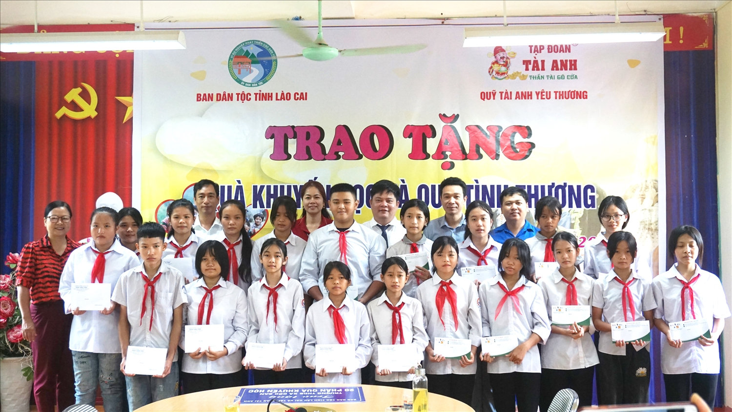 Các em học sinh, Ban Giám hiệu Trường THCS Cốc San chụp ảnh với Đoàn công tác