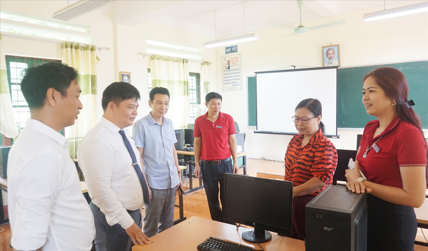 Đoàn công tác thăm cơ sở vật chất, trang thiết bị dạy học của Trường THCS Cốc San