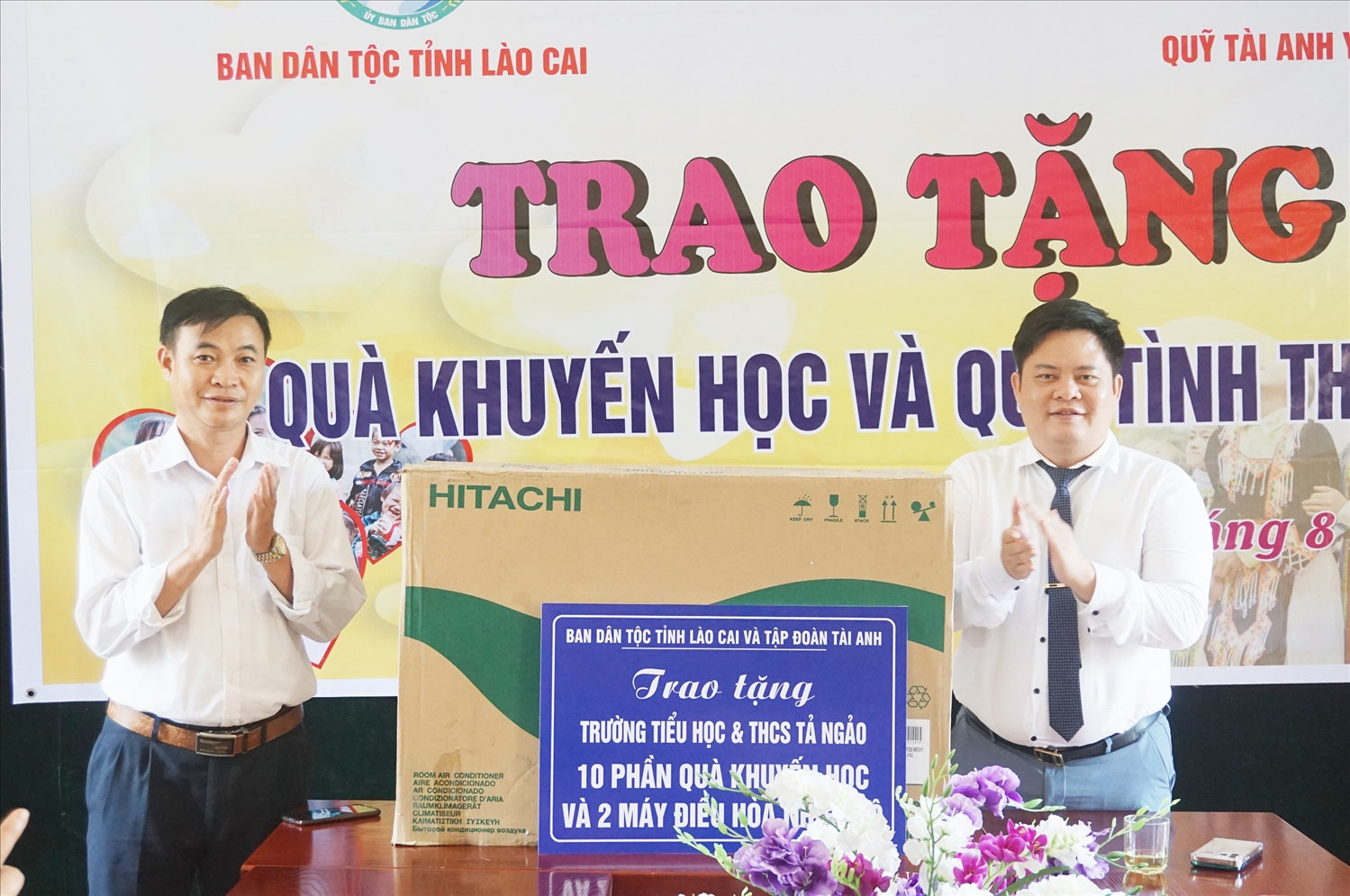 Đoàn công tác tặng 2 bộ máy điều điều hòa cho Trường Tiểu học và THCS Tả Ngảo