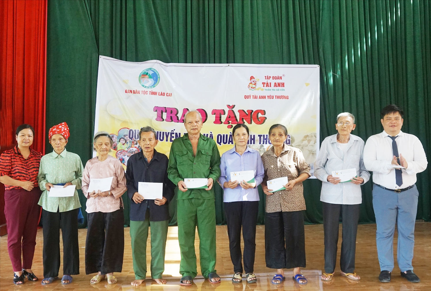 Đoàn công tác tặng 20 xuất quà cho 20 hộ gia đình có hoàn cảnh khó khăn trên địa bàn xã Bản Qua và bản Vược