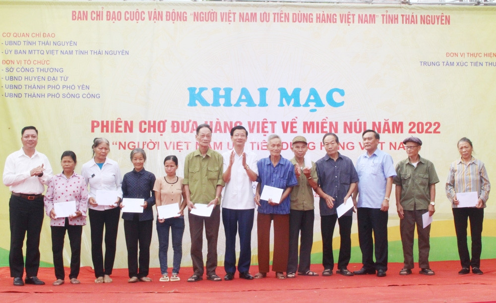 Ban Chỉ đạo Cuộc vận động “Người Việt Nam ưu tiên dùng hàng Việt Nam” tỉnh Thái Nguyên trao tặng 10 suất quà cho các gia đình chính sách Ban Chỉ đạo Cuộc vận động “Người Việt Nam ưu tiên dùng hàng Việt Nam” tỉnh Thái Nguyên trao tặng 10 suất quà cho các gia đình chính sách
