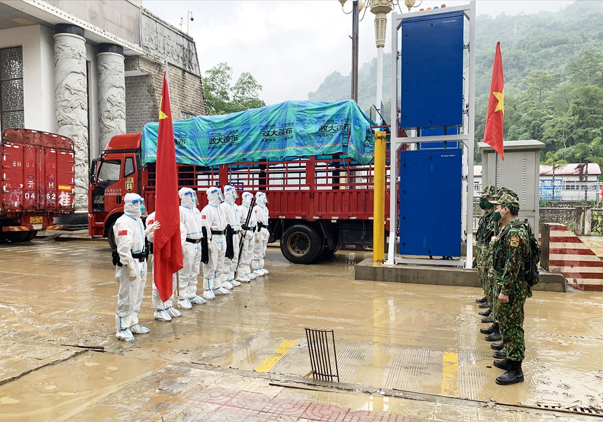 Hai bên tiến hành trao đổi, thống nhất các nội dung trước khi tuần tra