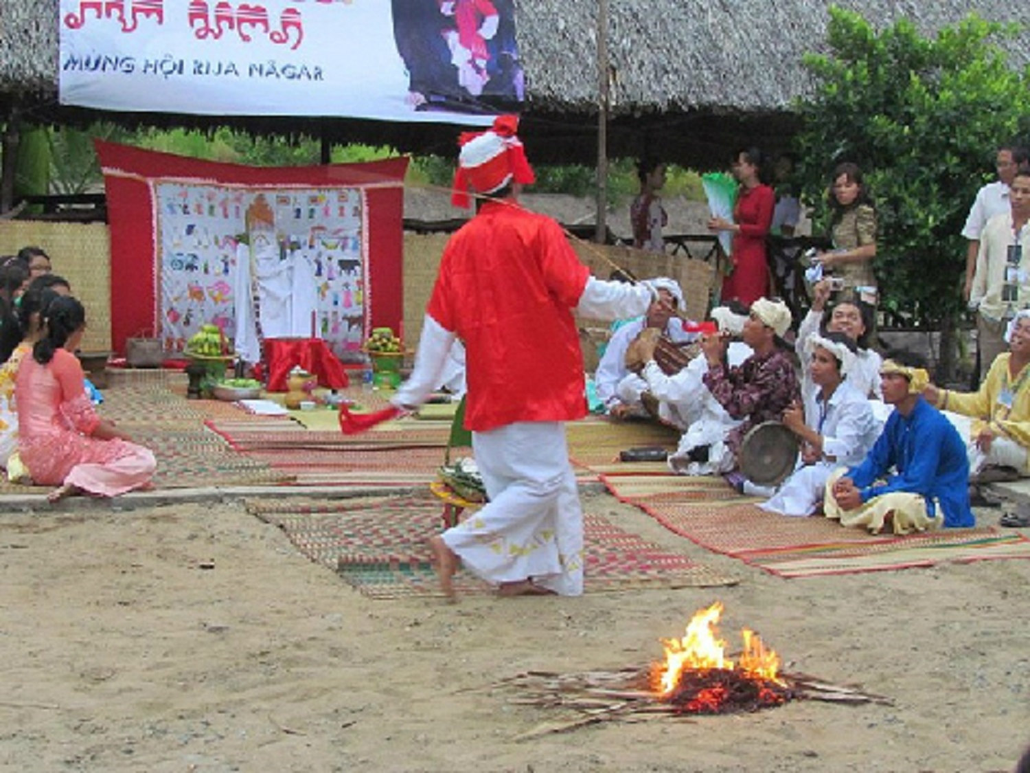 Bảo tồn, phát huy giá trị văn hóa truyền thống tốt đẹp của các DTTS gắn với phát triển du lịch. (Trong ảnh: Điệu múa dâng thần Po cei Tathun trong Lễ hội Rija Nagar của đồng bào Chăm Ninh Thuận)