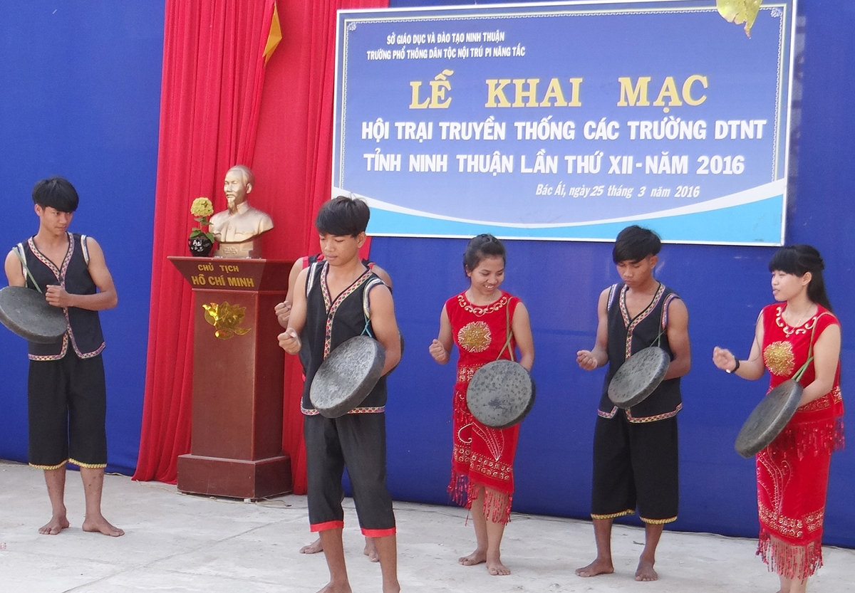 Củng cố phát triển các trường PTDT nội trú và xóa mù chữ là một trong những nhiệm vụ trọng tâm. (Trong ảnh: Học sinh Trường PTDT Nội trú Pinăng Tắc trình diễn tiết mục đánh Mãla trong Lễ khai mạc Hội trại truyền thống các trường PTDT nội trú lần thứ 12)