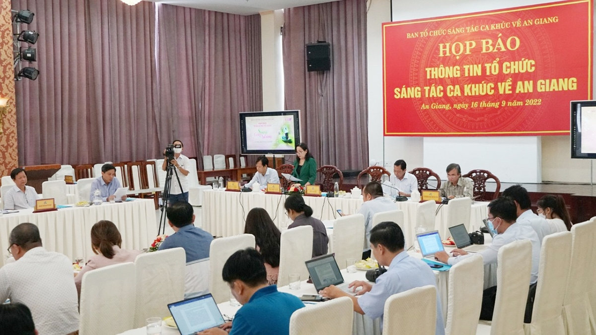 Quang cảnh buổi họp báo