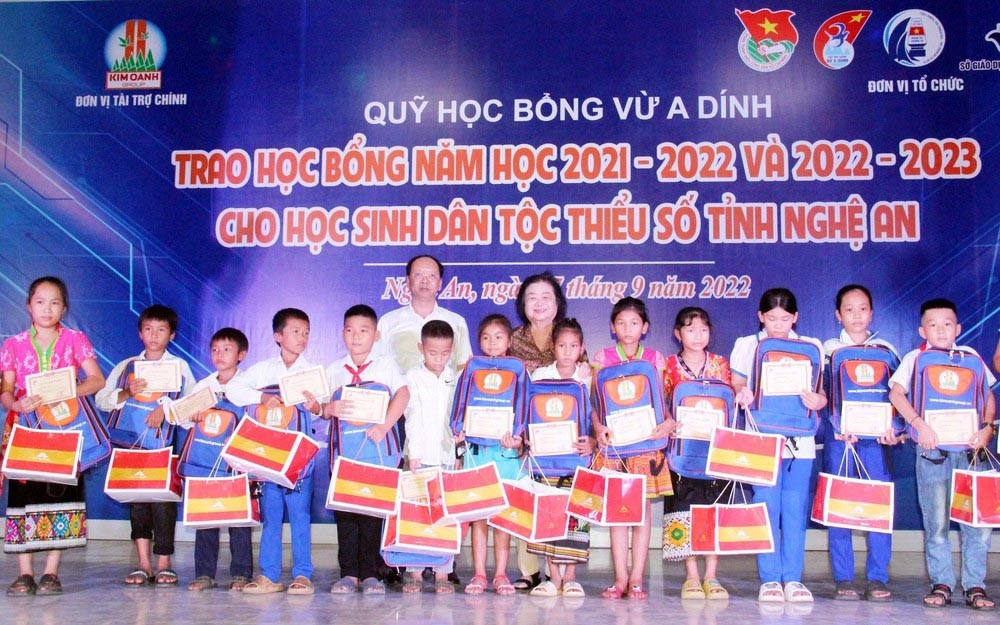 Nguyên Bí thư Trung ương Đảng, nguyên Phó Chủ tịch nước Trương Mỹ Hoa và đại diện Ủy ban Kiểm tra Tỉnh ủy trao tặng các suất học bổng ý nghĩa tới các em học sinh