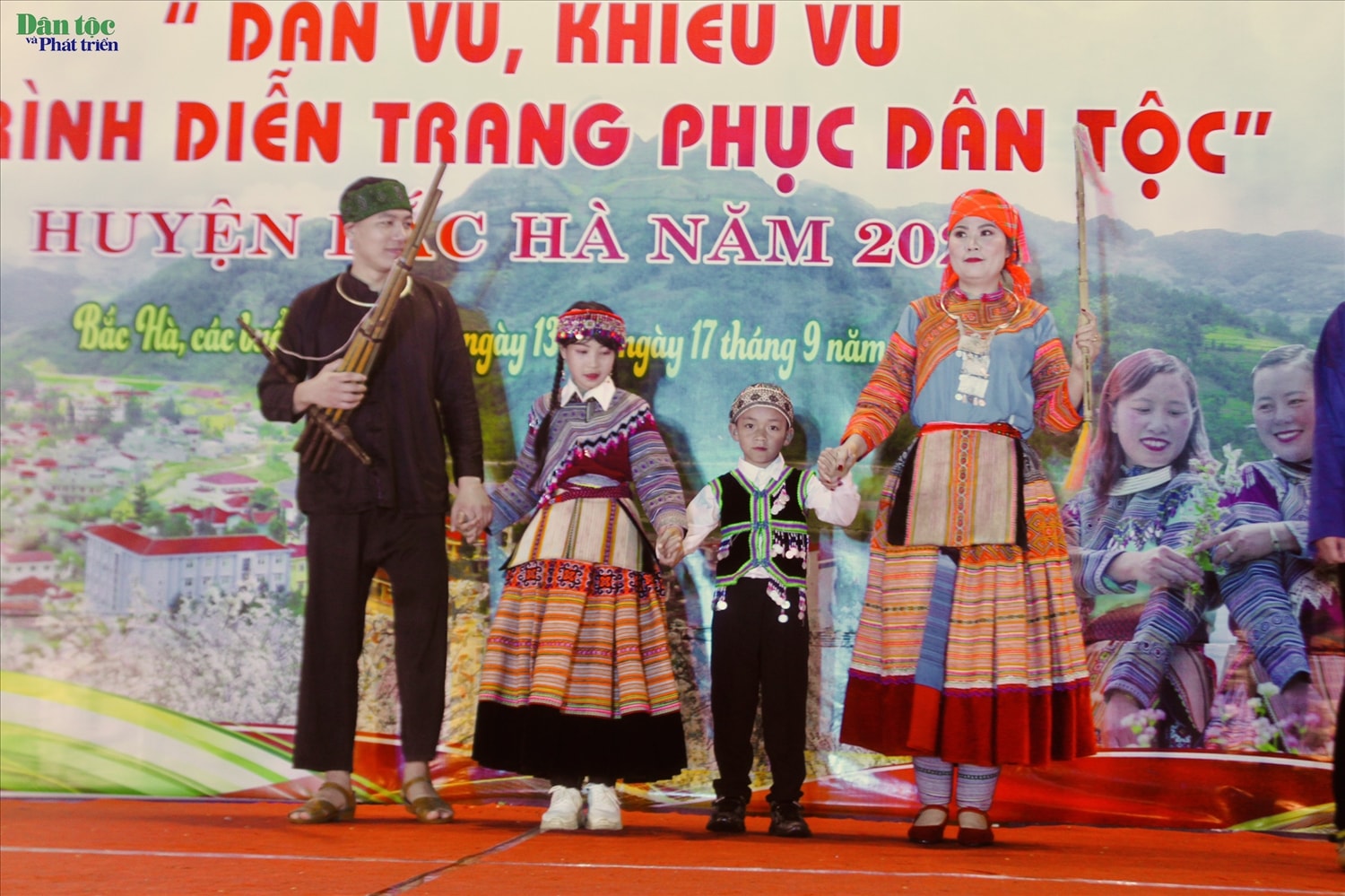 Phần thi Trang phục truyền thống dân tộc Mông rực rỡ sắc màu của đội xã Tả Văn Chư