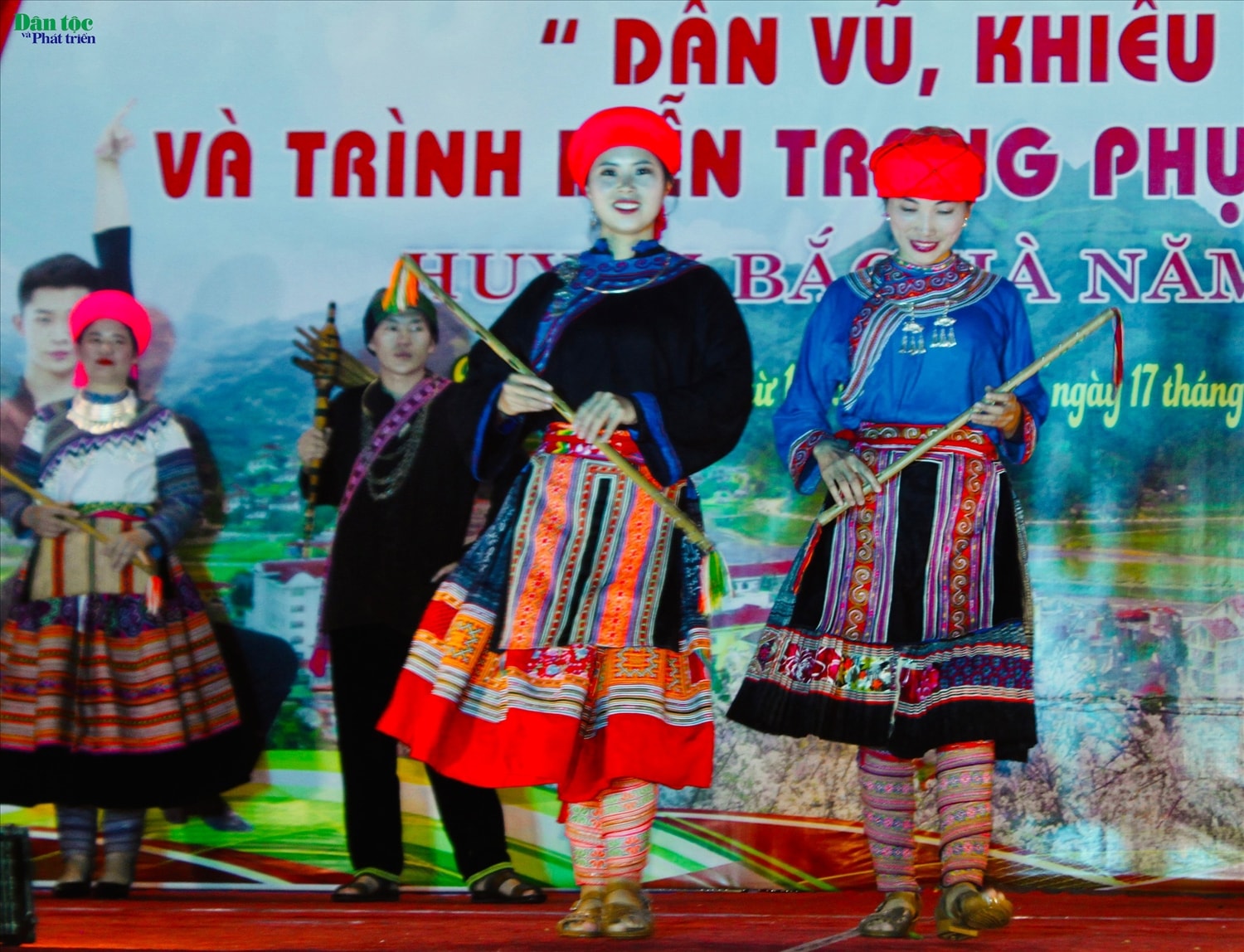 Vẻ đẹp trang phục Mông