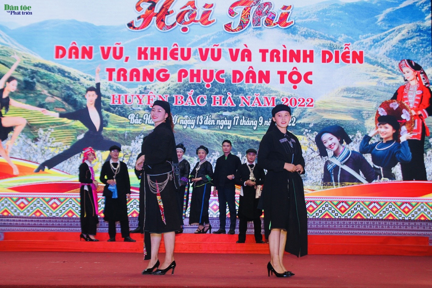 Ấn tượng với màn trình diễn trang phục dân tộc La Chí của Đội xã Nậm Khánh