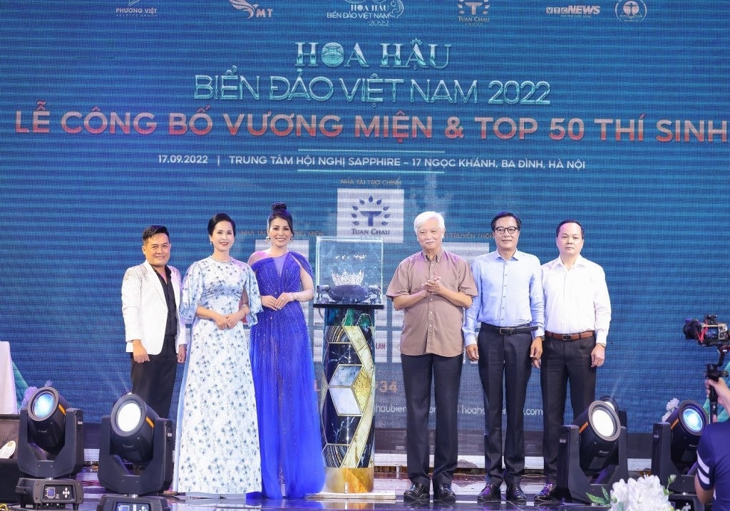 Bốn vị giám khảo trong buổi công bố ra mắt vương miện: Từ trái sang NTK Lý Minh Tuấn, NSND Lan Hương, Nhà sử học Dương Trung Quốc và NSND Trọng Trinh.
