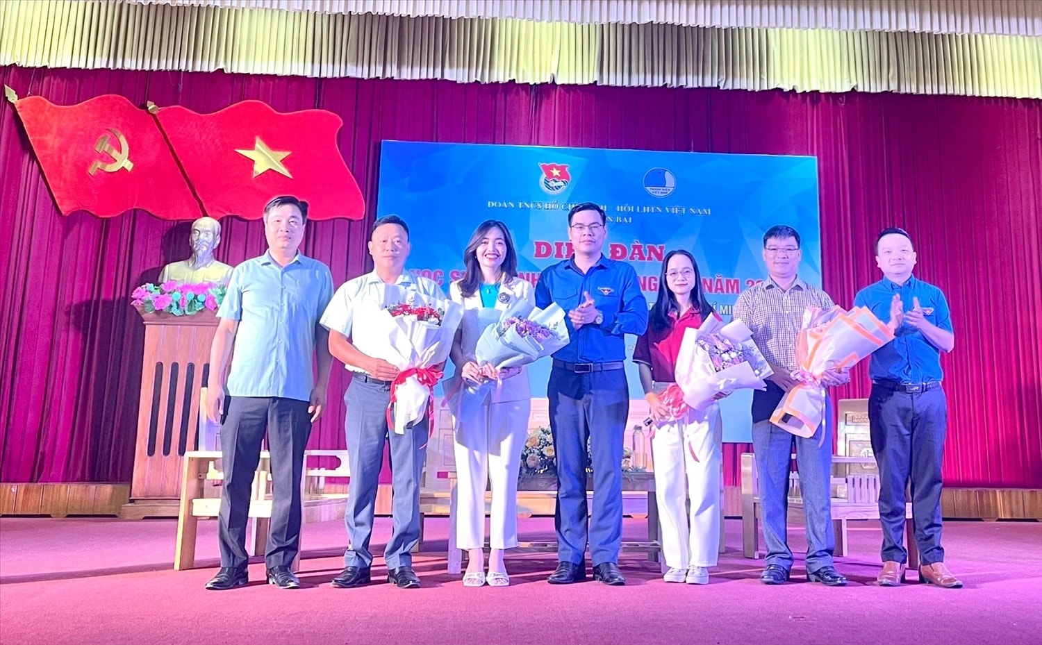 Những thành công của hiện tại là những nỗ lực không ngừng nghỉ của bản thân anh Chính (Anh Chính, thứ 2 từ phải sang) Những thành công của hiện tại là những nỗ lực không ngừng nghỉ của bản thân anh Chính (Anh Chính, thứ 2 từ phải sang)