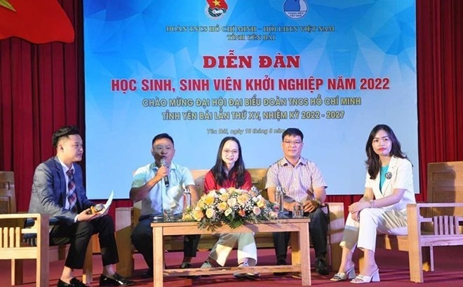 Anh Chính (thứ 2 từ phải sang) giao lưu và chia sẻ câu chuyện khởi nghiệp với sinh viên Yên Bái Anh Chính (thứ 2 từ phải sang) giao lưu và chia sẻ câu chuyện khởi nghiệp với sinh viên Yên Bái