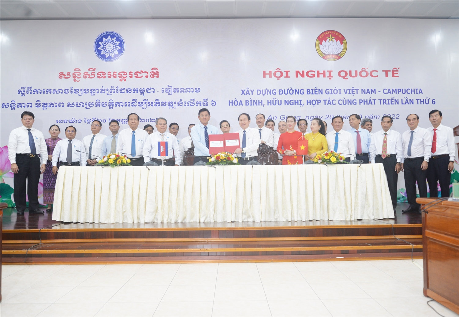 Ông Lê Tiến Châu và ông Hei Bavy ký Thông cáo chung Hội nghị lần thứ 6