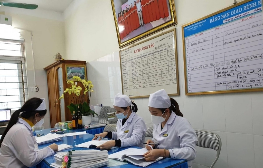Nhân viên y tế làm công tác chuyên môn. (Ảnh: T.G/Vietnam+)
