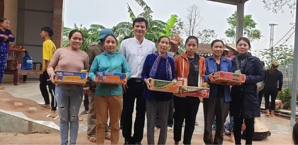 Hoạt động tặng quà cho hộ nghèo của tuổi trẻ giáo xứ cầu Rầm