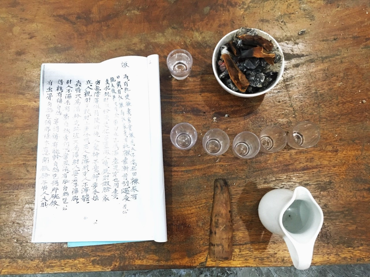 Hương dùng trong các lễ cúng của người Dao là những mảnh quế khô