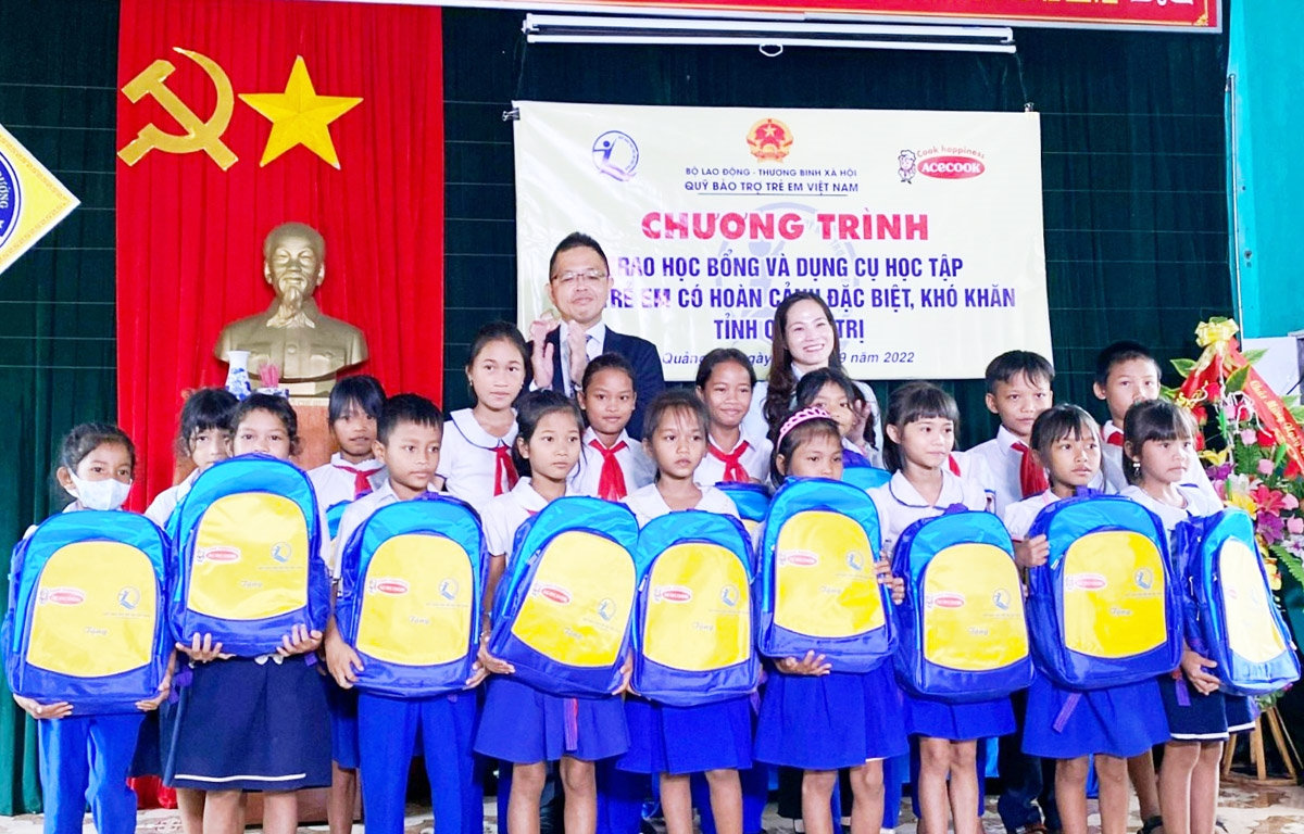 Các em học sinh DTTS vui mừng khi nhận được học bổng và bộ dụng cụ học tập