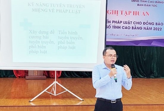 Báo cáo viên Trần Văn Tùy chia sẻ kỹ năng, hình thức, phương thức, giải pháp phổ biến pháp luật hiệu quả trong vùng đồng bào DTTS với các đại biểu 