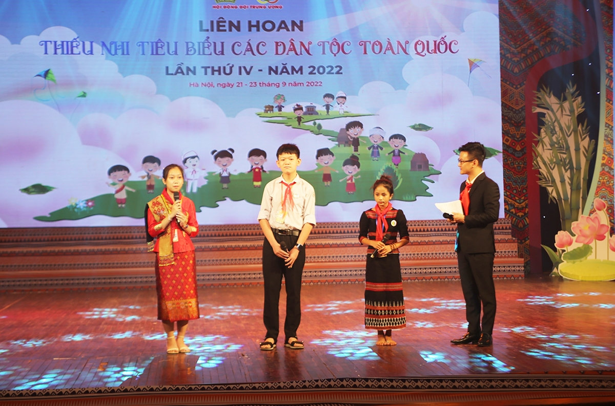 Các em thiếu nhi trong phần giao lưu tại buổi lễ