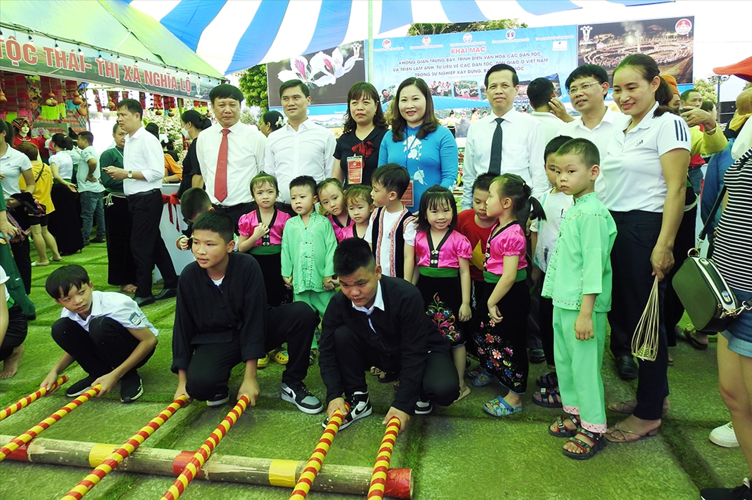 Lãnh đạo tỉnh Yên Bái vui hội cùng các đoàn nghệ thuật