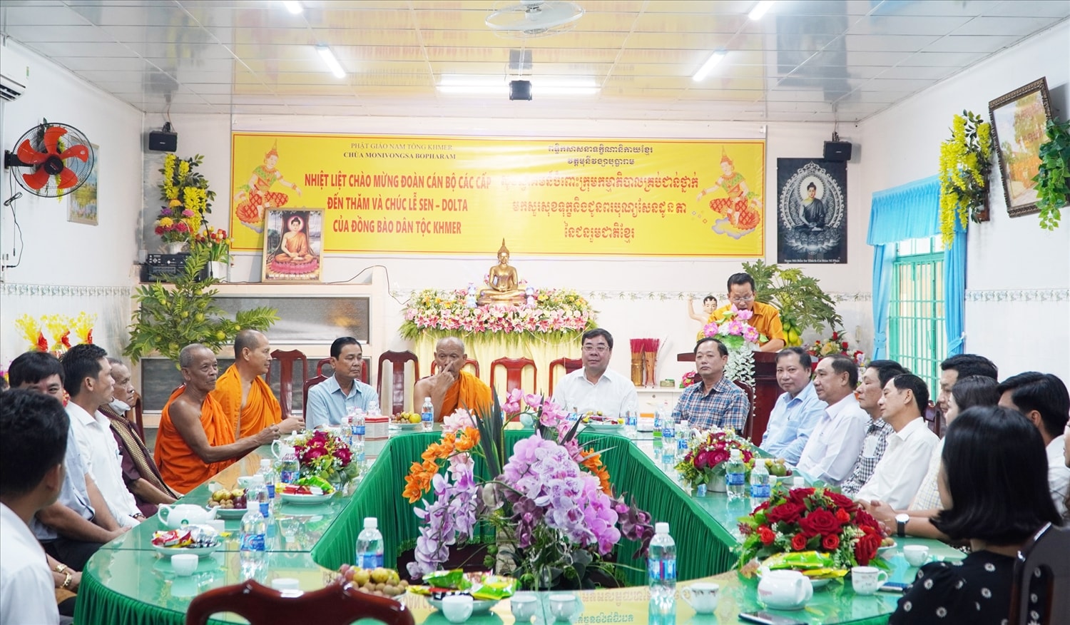Đoàn công tác thăm, chúc mừng Lễ Sen Dolta tại chùa Munivongsa