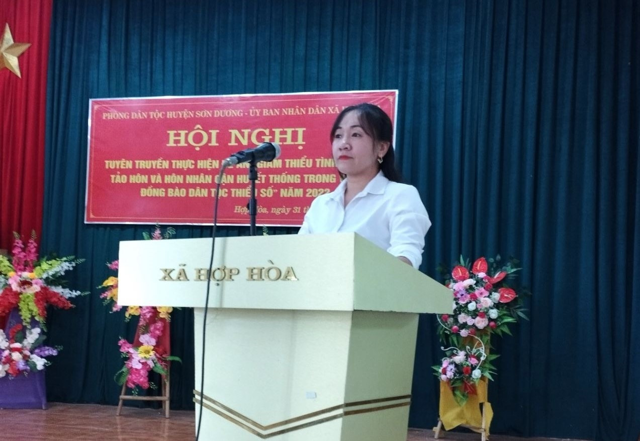 Bà Đinh Thị Huệ, công chức Tư pháp - Hộ tịch xã Hợp Hòa tuyên truyền pháp luật về giảm thiểu tảo hôn và hôn nhân cận huyết thống