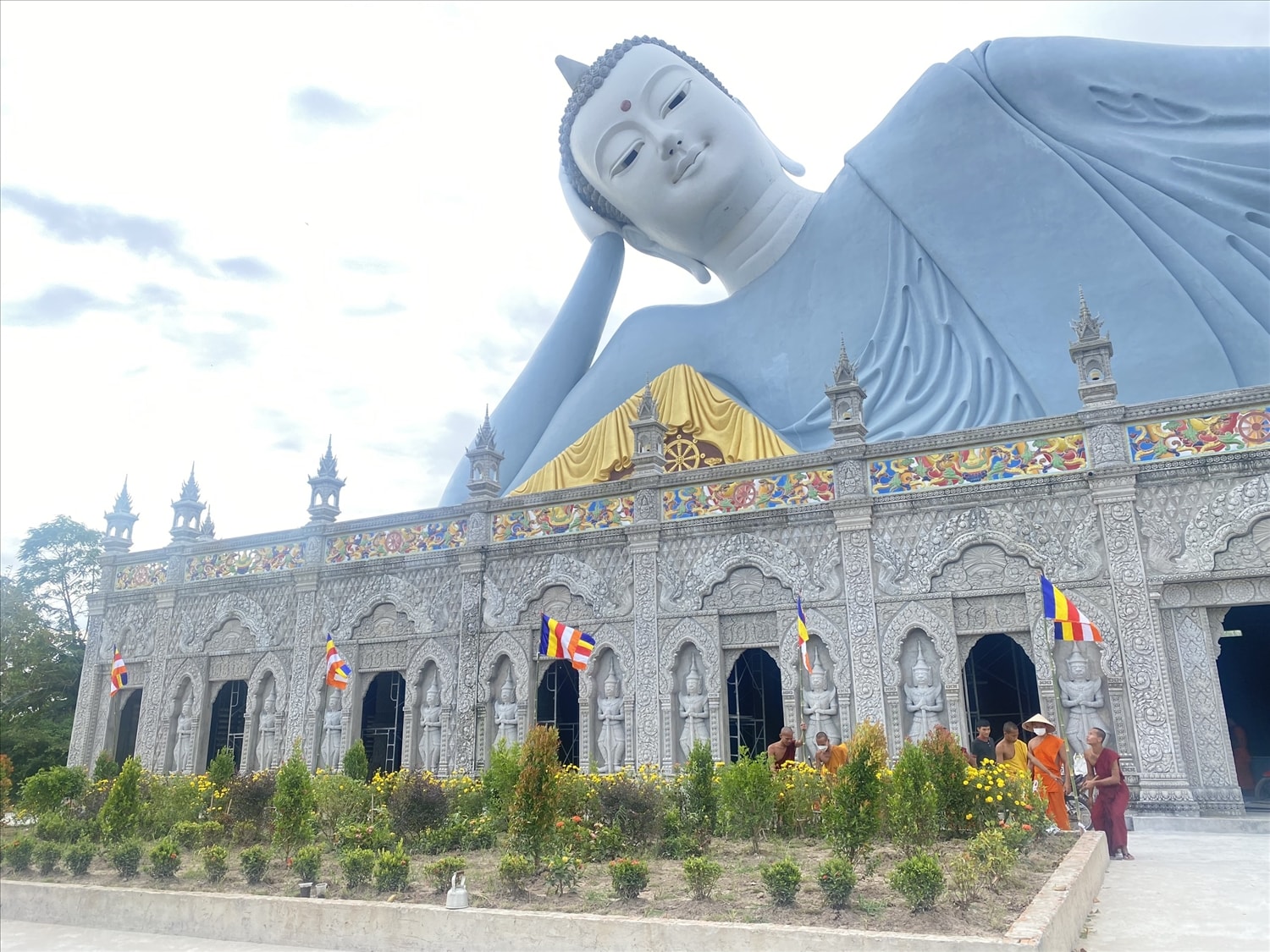 Phật tử và các vị sư đang tất bật treo cờ trong khung viên chùa chuẩn bị cho lễ Sen Dolta