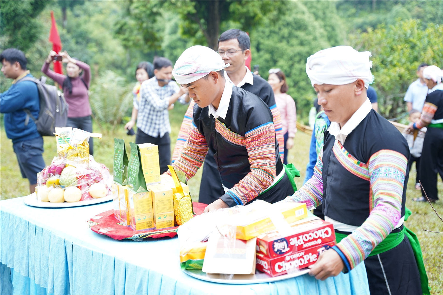 Những mâm lễ để cúng cây chè tổ