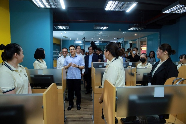 Phó Thủ tướng Vũ Đức Đam thăm lớp học tiếng Anh chuyên ngành khách sạn của Trường Imperial - Ảnh: VGP/Đình Nam Phó Thủ tướng Vũ Đức Đam thăm lớp học tiếng Anh chuyên ngành khách sạn của Trường Imperial - Ảnh: VGP/Đình Nam