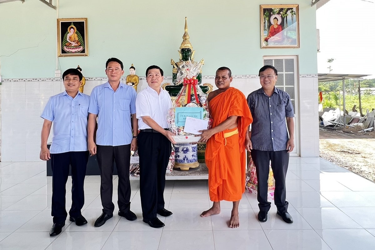 Thứ trưởng, Phó Chủ nhiệm Lê Sơn Hải tặng phần quà lưu niệm đến chùa Chà Là