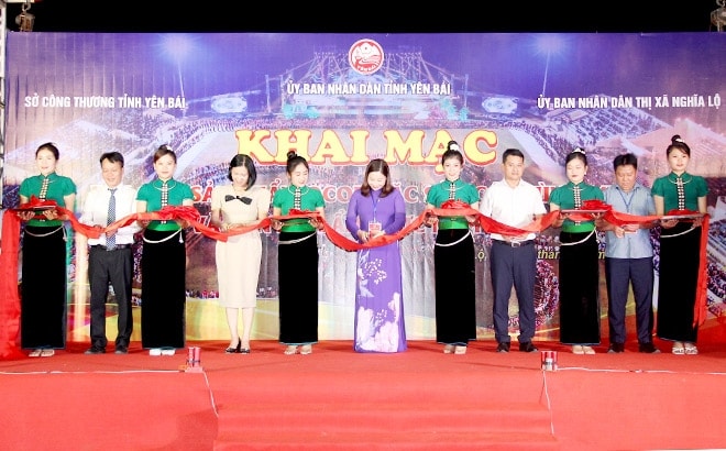 Các đại biểu cắt băng Khai mạc Hội chợ