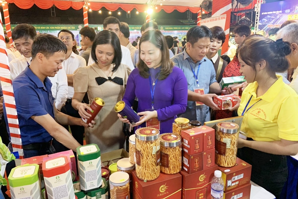 Lãnh đạo tỉnh Yên Bái tham quan Hội chợ