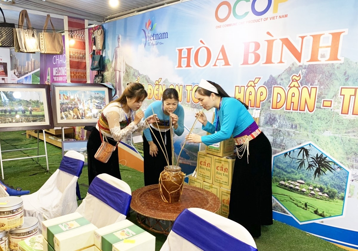 Du khách tham gia trải nghiệm tại Hội chợ