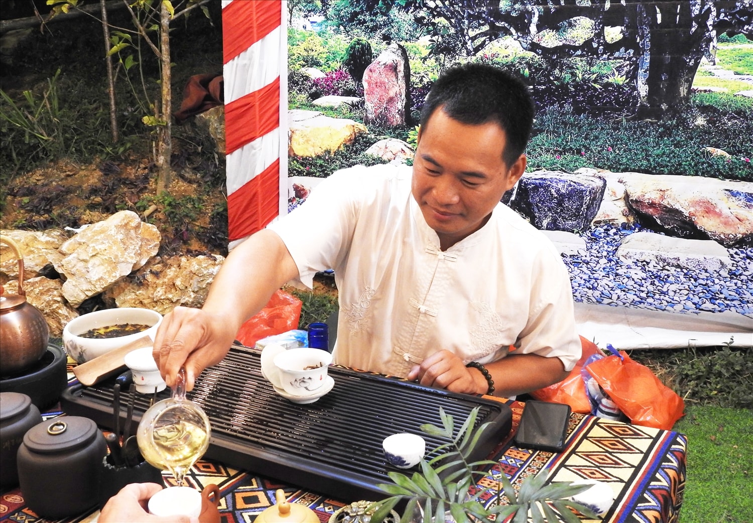 Anh Lương Xuân Việt biểu diễn pha trà Shan Tuyết cổ thụ Suối Giàng cho du khách thưởng thức Anh Lương Xuân Việt biểu diễn pha trà Shan Tuyết cổ thụ Suối Giàng cho du khách thưởng thức